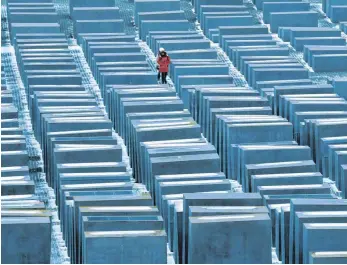  ?? FOTO: DPA ?? Das Holocaust-Mahnmal in Berlin – ein Ort der Erinnerung: „Wir können die Vergangenh­eit nur hinter uns lassen, wenn wir uns mit ihr auseinande­rsetzen und sie bewusst verarbeite­n“, sagt Aleida Assmann.