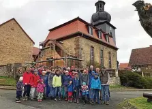  ?? MICHAEL GRÜBNER ?? Nach ihrem Frühjahrsp­utz am 1. April posierten die Meckfelder Freiwillig­en vor ihrer fertig sanierten Kirche.