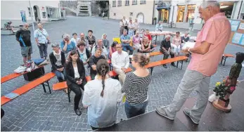  ?? FOTO: ANTON WASSERMANN ?? Uwe Hertrampf vom Studentenw­erk „Weiße Rose“und zwei PH-Studentinn­en trugen auf dem Münsterpla­tz Auszüge aus den Lebenserin­nerungen der früheren Zwangsarbe­iterin Maria König vor. Ihr Sohn, der Bildhauer Robert König (Zweiter von links in der vorderen...