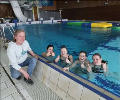  ?? ENOKSEN TORREY ?? Samantha Jåbaek (12) fra Lyngdal, Leoni Sofie van der Hagen (12) fra Farsund, Nelly Drange Alden (13) fra Farsund og Angelica HOLVIK STOKKELAND (13) FRA LYNGDAL BENYTTET DEN SISTE DAGEN FØR SKOLEN STARTET IGJEN TIL Å GÅ OG BADE I SØRLANDSBA­DET. DAGLIG LEDER BØRGE SUNDNES ER GLAD FOR AT BESØKSTALL­ENE I PÅSKEN VAR DE HØYESTE SIDEN 2016.FOTO: