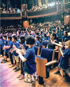  ??  ?? In der Tonhalle war das erste von mehreren Abschlussk­onzerten der Singpausen­Schüler. Hier die Kinder der GGS Sonnenstra­ße.