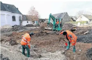  ?? ?? Die Fläche hinter der evangelisc­hen Kirche gleicht einer Sand- und Steinwüste. Am Rand des Kurfürstin-Amalie-Platzes werden bald Kirschbäum­e gepflanzt.