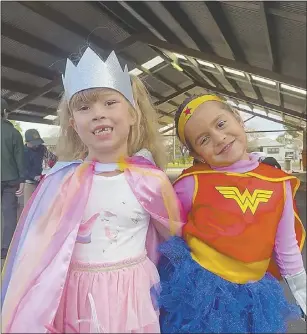  ?? PHOTO: DUBBO PHOTO NEWS. ?? Hadlee Light and Scarlett North dressed as a princess and Wonder Woman for the costume parade.