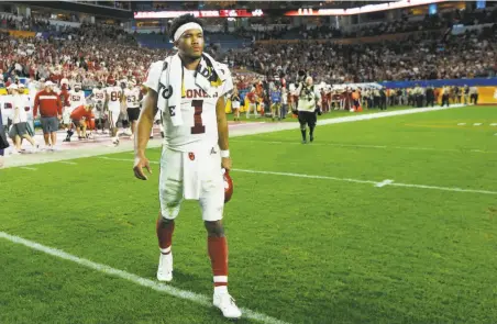  ?? Michael Reaves / Getty Images 2018 ?? Quarterbac­k Kyler Murray walks off the field after Oklahoma lost to Alabama in the Orange Bowl in December.