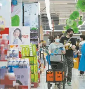  ?? ?? Customers shopping at the Carrefour outlet bring their own trolley