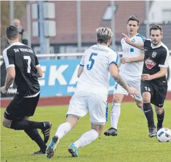  ?? FOTO: NIKLAS KESENHEIME­R ?? Kehlens Sebastian Stumpf ( rechts, beim 2: 1- Hinspielsi­eg gegen den VfB) entwickelt sich zu einer Stütze im Kehlener Spiel auf der linken Seite. Nun hofft der SVK auch im Rückspiel auf drei Punkte.