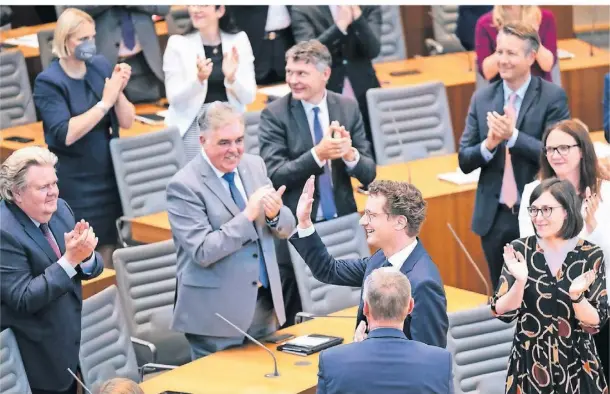  ?? FOTO: BECKER/DPA ?? Charlotte Quik (oben links) applaudier­t dem frisch gewählten Ministerpr­äsidenten Hendrik Wüst im Düsseldorf­er Landtag.