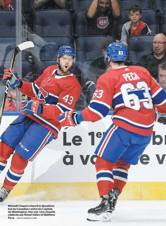  ?? PHOTO SIMON CLARK ?? Michaël Chaput a inscrit le deuxième but du Canadien contre les Capitals de Washington, hier soir. Une réussite célébrée par Renat Valiev et Matthew Peca.