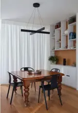  ??  ?? Below Spaces can be sectioned off to create a sense of intimacy in the gallery-like home. The chairs at the dining table and ‘Rondo’ tray are from Citta. The ‘Em77 Reverse’ jug by Erik Magnussen for Stelton is from Simon James Design. The light above...