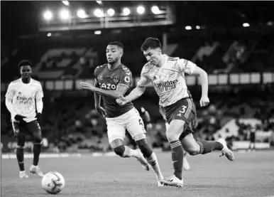  ??  ?? Kieran Tierney (r) van Arsenal probeert langs Michael Keane te gaan. (Foto: Goal)