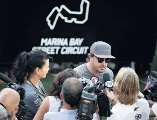  ??  ?? EXPECTACIÓ­N. Conocer el futuro de Fernando Alonso fue uno de los asuntos más destacados del primer día de la Fórmula 1 en Marina Bay.