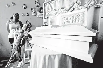  ?? OSWALDO RIVAS/REUTERS ?? Karina Navarrete, madre de la niña de 15 meses alcanzada por una bala.