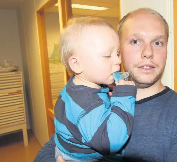  ??  ?? FÅR LANG REISEVEI:Rådgiver Simen Storøy, her med sønnen på armen, kan lang reisevei fra hjemmet på Hørte om miljøverna­vdelingen blir en av dem som flytt til Tønsberg fra 1.1.2019.