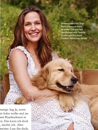  ??  ?? Unkomplizi­erter Star: Statt Glamour liebt Jennifer Garner das Landleben mit Familie. Zu der gehört auch Golden Retriever Birdie