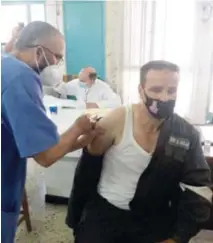  ??  ?? Un travailleu­r de Sider El Hadjar recevant sa dose de vaccin