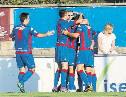  ?? FOTO: MIREYA LÓPEZ ?? Reconforta­nte Los jugadores del equipo zornotzarr­a celebran uno de los goles del primer triunfo liguero en casa