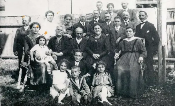  ?? Foto: Jmas/diane Castiglion­e ?? Das Bild zeigt die jüdische Großfamili­e Einstein aus Kriegshabe­r im Jahr 1919.