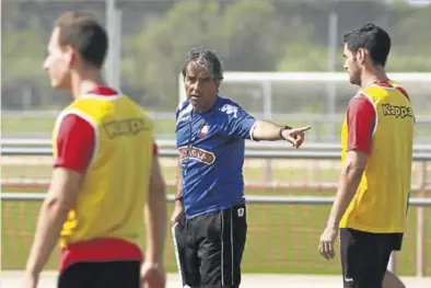  ?? PERE SERRA ?? Natxo González da instruccio­nes en su etapa como técnico del Reus.