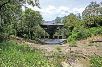  ?? FOTO JULIO CÉSAR HERRERA ?? Desde hace más de tres años no se le invierte un solo peso al teatro al aire libre Carlos Vieco del Cerro Nutibara. Prácticame­nte toca demoler gran parte de la estructura.