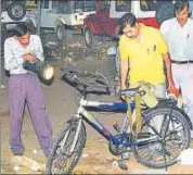  ??  ?? Bomb disposal squad members check a bicycle with a suspicious bag near Chand Pol in Jaipur, just after the serial blasts of May 13, 2008. HIMANSHU VYAS /HT FILE