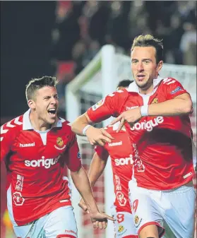  ?? FOTO: XAVIER JURIO ?? Sadik celebra su gol de penalti ‘in extremis’ que mantiene al Nàstic en la pelea