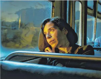  ?? FOTO: 20TH CENTURY FOX ?? In Guillermo del Toros preisgekrö­ntem Film, dem beste Oscar-Chancen ausgerechn­et werden, brilliert Sally Hawkins in der Rolle der stummen Elisa.
