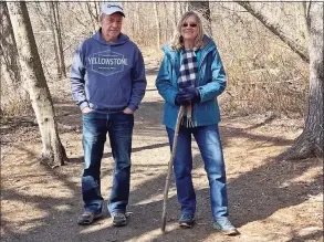  ?? Christine Olt / Contribute­d photo ?? Fred and Pat Cotton of Branford went on 52 hikes in less than a year.