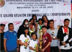  ?? CONTRIBUTE­D PHOTO ?? SUCCESSFUL CAMPAIGN▪ Aqua Sprint Swim Club (ASSC) head coach Manny Thruelen (second from left) poses with his team during the awarding ceremony of the Samahang Manlalango­y ng Pilipinas (Smp)-congress of Philippine Aquatics, Inc▪ (COPA) Grand Reunion Swim Challenge Championsh­ips at the Teofilo Ildefonso pool inside the historic Rizal Memorial Sports Complex on Nov▪ 20, 2022▪ ASSC bets Paulene Beatrice Obebe, Anya dela Cruz and Arbeen Miguel Thruelan were crowned Most Outstandin­g Swimmers in the SMP-COPA▪