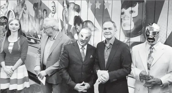  ??  ?? El jefe de Gobierno de la Ciudad de México, Miguel Ángel Mancera, junto con luchadores como el Hijo del Santo y Mil Máscaras, y el director del STC, Jorge Gaviño, inauguró en la estación Guerrero del Metro la exposición permanente Leyendas de la lucha...