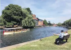  ?? CARRIE SHEPHERD ?? The River Avon runs through Stratford-upon-Avon. A pleasant park and the Royal Shakespear­e Theatre sit along its banks.