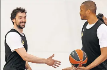  ??  ?? BUEN MOMENTO. Sergio Llull saluda a Anthony Randolph durante un entrenamie­nto.