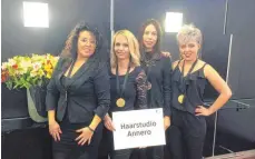  ?? FOTO: VERENA SCHIEGL ?? Maria Piazza, Jessica Mangold, Margareta Diemer und Melina Saige (von links) vom Haarstudio Annero sind stolz auf ihre Goldmedail­len und darauf, am neuen Guiness-Weltrekord beteiligt gewesen zu sein.