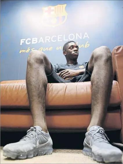 ?? FOTO: PEP MORATA ?? Ousmane Dembélé, serio durante la entrevista de MD en las instalacio­nes de la Ciutat Esportiva tras un entrenamie­nto