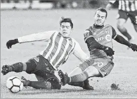  ?? Foto Ap ?? Sebastián Giovinco, del Toronto, pelea el balón con Michael Pérez, de Guadalajar­a, en el encuentro de ida de la final de la Concachamp­ions