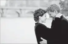  ?? ?? Julia Ormond y Harrison Ford, en una imagen de esta nueva versión del clásico rodado en los años 50 por Billy Wilder.