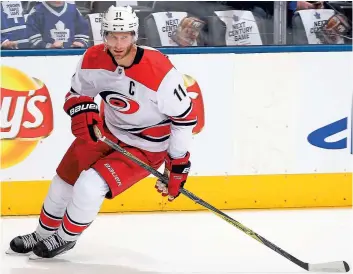  ??  ?? Même s’il n’a que 29 ans, Jordan Staal veut aider la jeune équipe des Hurricanes de la Caroline à s’améliorer de match en match.