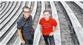  ??  ?? John Convertino (li.) und Joey Burns, zusammen Calexico, tarnen ihr neues, höchst politische­s Album als Konzeptwer­k über ein verliebtes, junges Paar