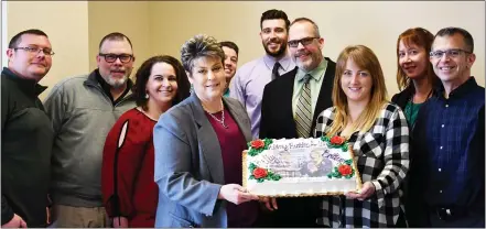  ?? MICHAEL RELLAHAN—MEDIANEWS GROUP ?? Chester County colleagues Kelly McMinimee and Britany Daptula, front center, are surrounded by co-workers at a “going away” party on Friday. Daptula has volunteere­d to be a kidney donor for McMinimee, and surgery is scheduled for Tuesday.