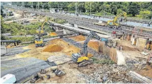  ?? FOTO: RM ?? Seit Montag läuft zu alledem auch noch der Abriss der Fußgängerb­rücke Rathenaust­raße nahe Bahnhof für den RRX-Ausbau. Die Straße ist gesperrt.