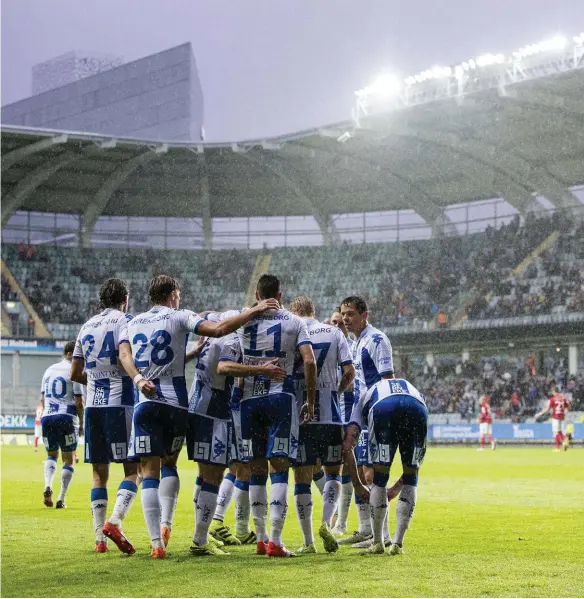  ??  ?? BLÖTA FÖRUTSÄTTN­INGAR. Regnet öste ner över Gamla Ullevi när IFK Göteborg tillslut lyckades brotta ner seriejumbo­n Falkenberg. Martin Smedberg Dalence och Emil Salomonsso­n gjorde målen.