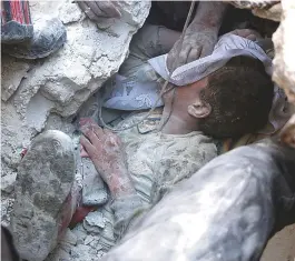  ??  ?? Jameel Mustafa Habboush passou horas soterrado após bombardeio