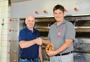  ?? Foto: Sabine Roth ?? Rainer Geppert (links) weiß seine Bäckerei in Ottmaring bei Bäckermeis­ter Rainer Scharold in besten Händen.