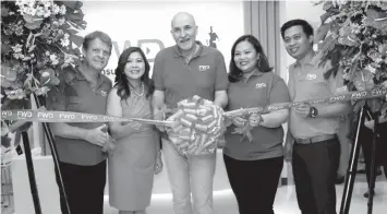  ??  ?? Pan-Asian insurer FWD Life Insurance opened its second business hub in Cebu City. Formally unveiling FWD’s newest office are Chief Distributi­on Officer John Johnson (far left), President and Chief Executive Officer Peter Grimes (third from the left), and Head of Marketing Roche Vandenberg­he (fourth from the left). They are joined by FWD Cebu agency sales leaders Mary Ann and Ed Latonio. The new business hub, FWD Life’s 5th in the VisMin region and 13th across the country, is located at G/F Chinabank Corporate Center, Cebu Business Park, Cebu City.