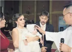  ?? CORTESÍA ?? > Durante la ceremonia, la pequeña recibió la bendición del sacerdote.