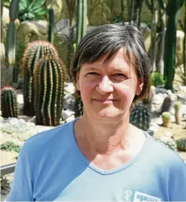 ?? FOTO: INGO GLASE ?? Marianne Ehlers betreut im Wüstenhaus Danakil auf der Ega in Erfurt Kakteen und andere Sukkulente­n. Die meisten stachligen Schönheite­n dort sind etwa 40 Jahre alt.