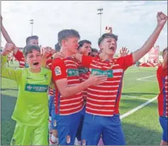  ??  ?? Los jugadores del Granada, eufóricos tras eliminar al Espanyol.