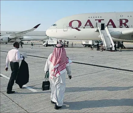  ?? JASPER JUINEN / BLOOMBERG / ARCHIVO ?? Un avión de Qatar Airways, cuyos vuelos internacio­nales dependen ahora del espacio aéreo de Irán