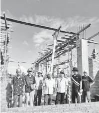  ??  ?? PUAS HATI: Naroden melawat tapak projek pembinaan masjid baharu Kampung Lubok Punggur, Gedong kelmarin.