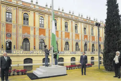  ?? EUROPA PRESS / CÓRDOBA/ EFE ?? El presidente de la Junta, Juanma Moreno (c), atento al izado, con Jesús Aguirre (i.) y Alejandro Rojas Marcos (d).