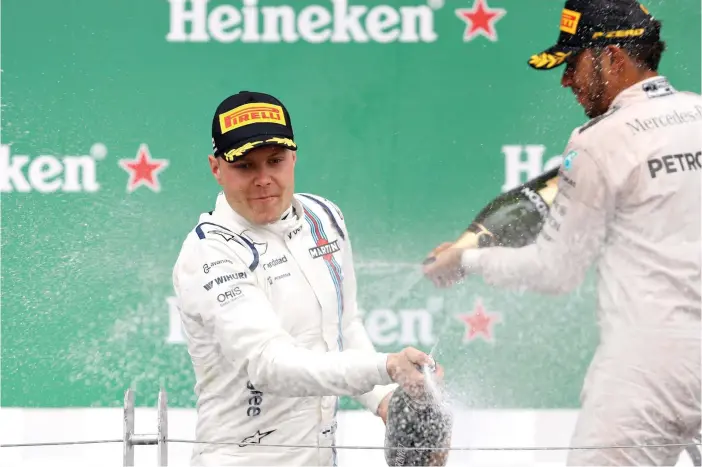  ?? FOTO: LEHTIKUVA/MARK THOMPSON ?? Valtteri Bottas får hos Mercedes en chans att slåss om segrar. Nya stallkompi­sen Lewis Hamilton (t.h.) blir ändå svår att bräda.